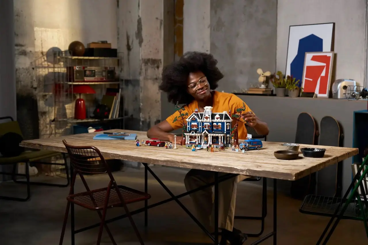 Lego раскрыли детали нового набора по «Очень странным делам».
Собрать придётся дом Векны, пару машин и 13 фигурок героев. Всего 2593 детали.
Цена вопроса — 300 баксов (~24 400 рублей) | Сетка — социальная сеть от hh.ru