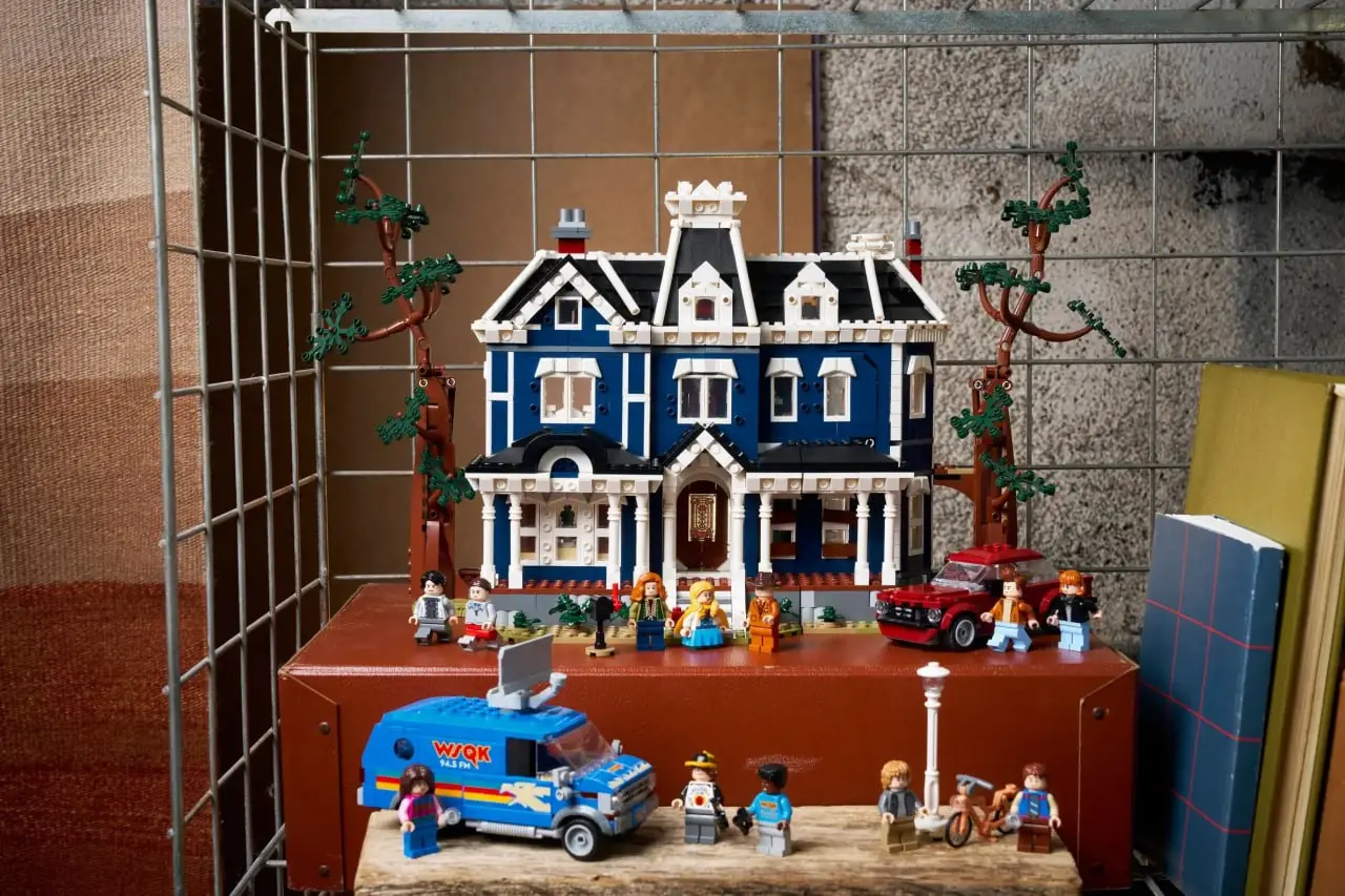 Lego раскрыли детали нового набора по «Очень странным делам».
Собрать придётся дом Векны, пару машин и 13 фигурок героев. Всего 2593 детали.
Цена вопроса — 300 баксов (~24 400 рублей) | Сетка — социальная сеть от hh.ru