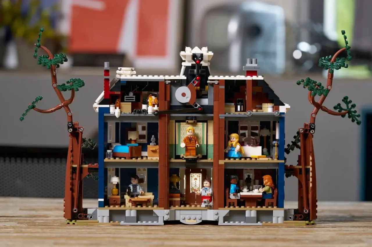 Lego раскрыли детали нового набора по «Очень странным делам».
Собрать придётся дом Векны, пару машин и 13 фигурок героев. Всего 2593 детали.
Цена вопроса — 300 баксов (~24 400 рублей) | Сетка — социальная сеть от hh.ru