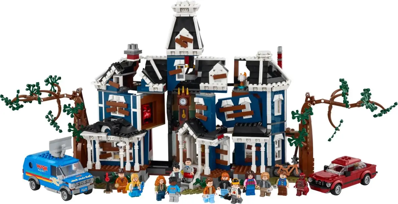 Lego раскрыли детали нового набора по «Очень странным делам».
Собрать придётся дом Векны, пару машин и 13 фигурок героев. Всего 2593 детали.
Цена вопроса — 300 баксов (~24 400 рублей) | Сетка — социальная сеть от hh.ru