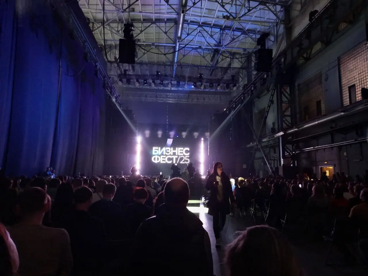 Прямой эфир с Business Fest. Ищу первых участников в клуб.
Вижу вокруг много энергии, амбиций, open space | Сетка — социальная сеть от hh.ru