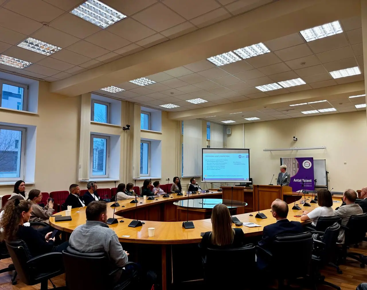 #Круглыйстол
Итоги круглого стола: Тенденции рынка труда в логистике ✈️
Мы завершили наш круглый стол совместный с РУТ МИИТ, посвящённый актуальным трендам на рынке труда в логистической отрасли | Сетка — социальная сеть от hh.ru