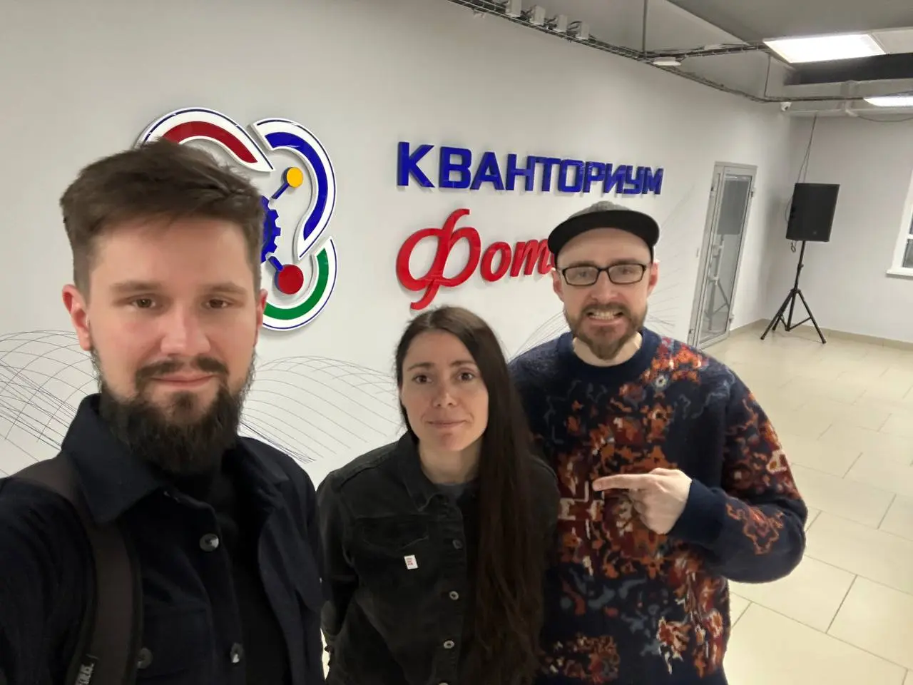 Данил вышел на новый уровень спикерства👀
Сегодня лекция для маленьких дизайнеров Кванториума Фотоника🌞 | Сетка — социальная сеть от hh.ru