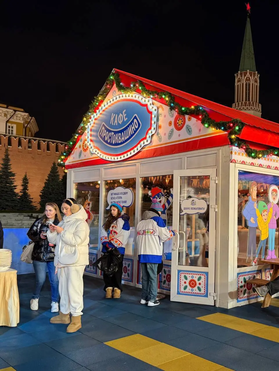 ⛸️ На ГУМ-катке заработало кафе «Простоквашино»
Уютная точка в стиле любимого мультфильма уже встречает гостей: здесь можно согреться чаем и попробовать фирменные десерты | Сетка — социальная сеть от hh.ru