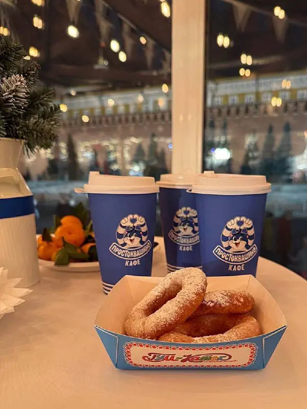 ⛸️ На ГУМ-катке заработало кафе «Простоквашино»
Уютная точка в стиле любимого мультфильма уже встречает гостей: здесь можно согреться чаем и попробовать фирменные десерты | Сетка — социальная сеть от hh.ru