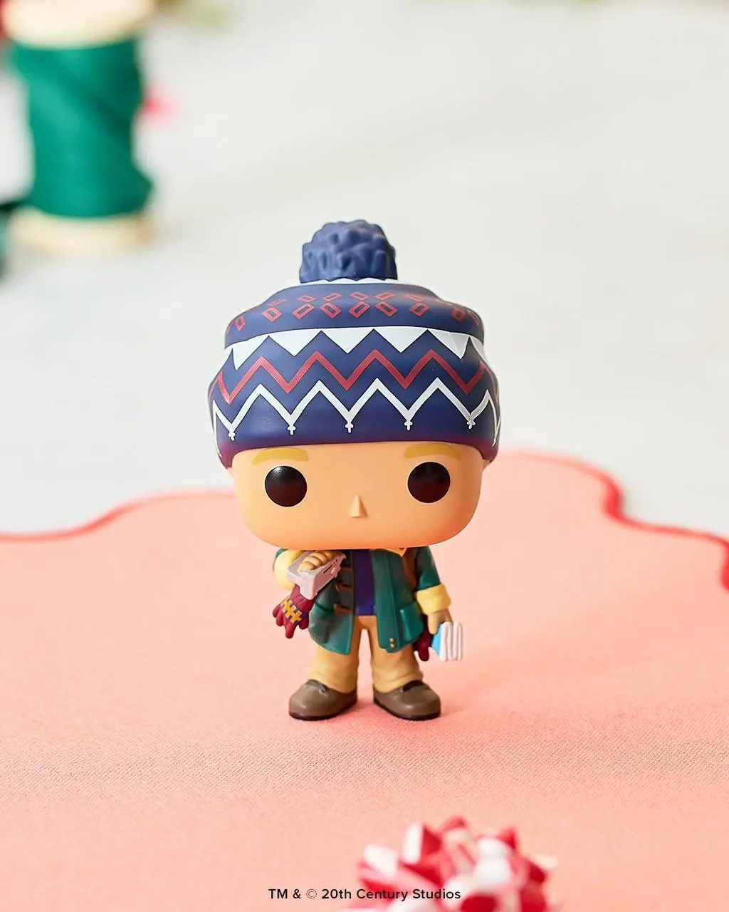 Оу, Funko Pop дропнул игрушки по Один дома. Есть Гарри с горящей шапкой, Марвин весь в пуху после проделок Кевина и сам Кевин с камерой.
Плюс праздничный вайб 🍓 | Сетка — социальная сеть от hh.ru