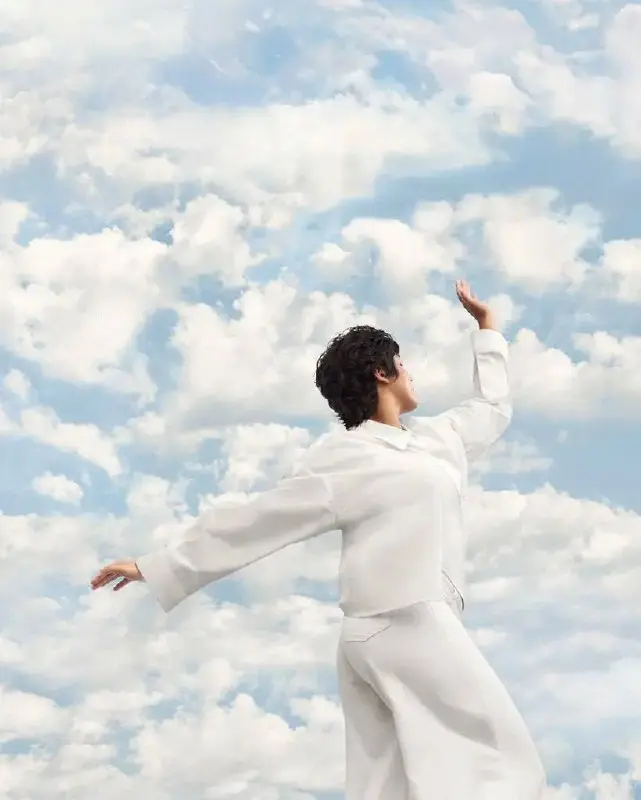 Pantone назвал цвет 2026 года — Cloud Dancer. Это оттенок белого (PANTONE 11-4201), который компания описывает как «символ спокойствия и чистый холст». Кстати, впервые за 26 лет цветом года стал белый | Сетка — социальная сеть от hh.ru