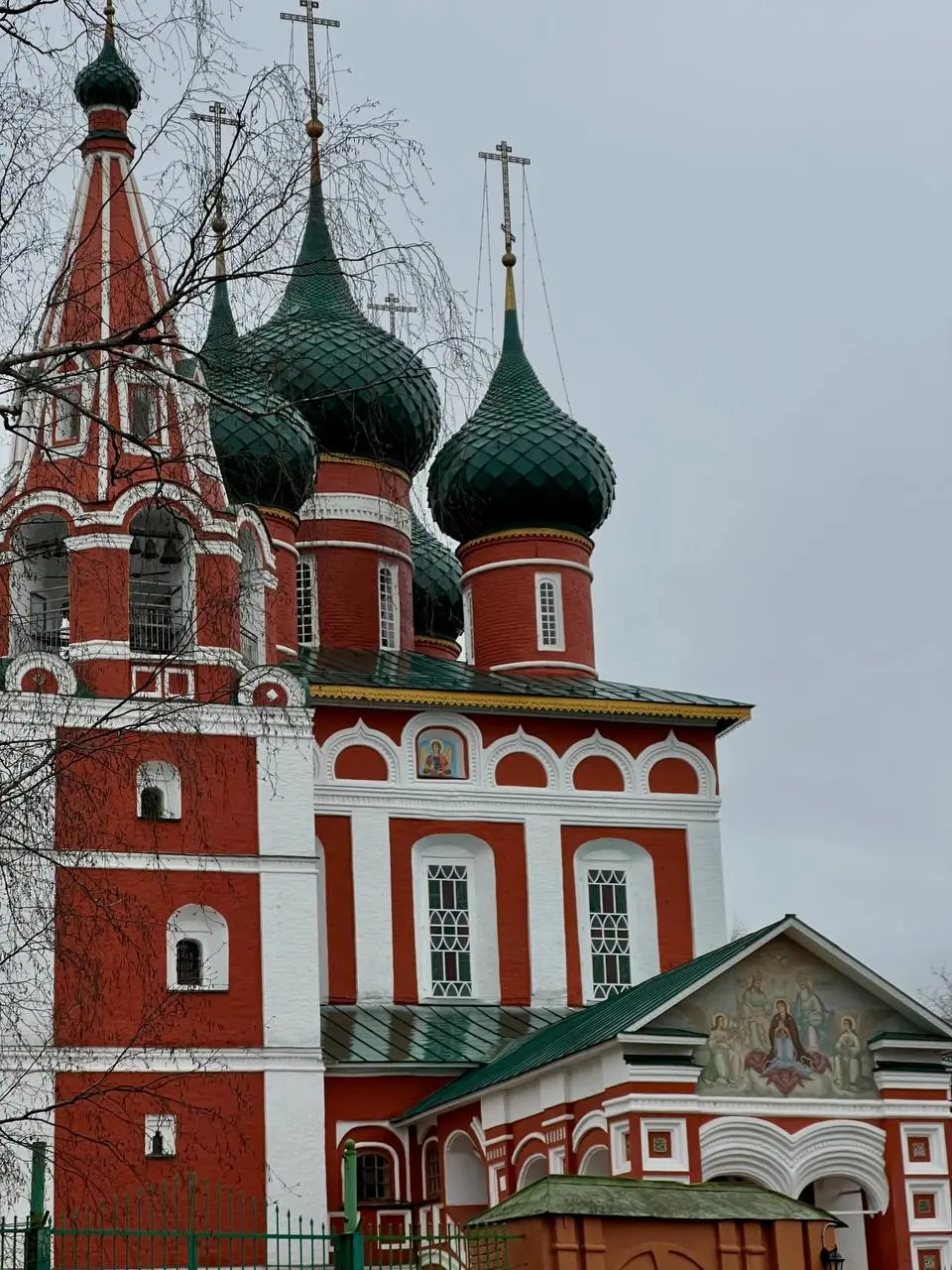 такой вот серый, но все равно красивый Ярославль
обошла почти все храмы и основные достопримечательности часа за 3 (?) примерно
с погодой таааак повезло 🤞🏻 | Сетка — социальная сеть от hh.ru