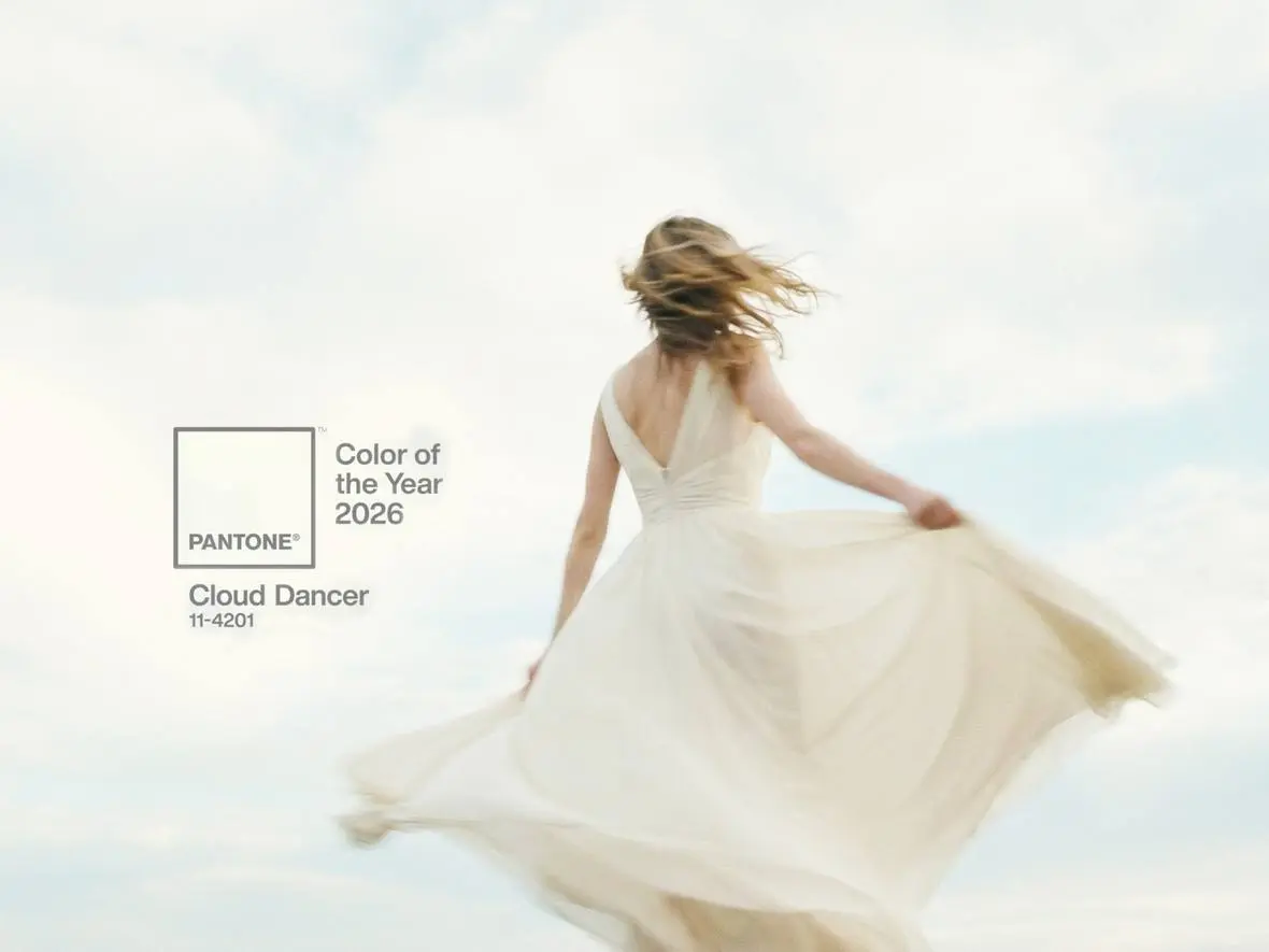 Pantone объявил цветом 2026 года оттенок 11-4201 Cloud Dancer («Облачный танцор») — мягкий, нейтральный белый с лёгким сероватым подтоном | Сетка — социальная сеть от hh.ru
