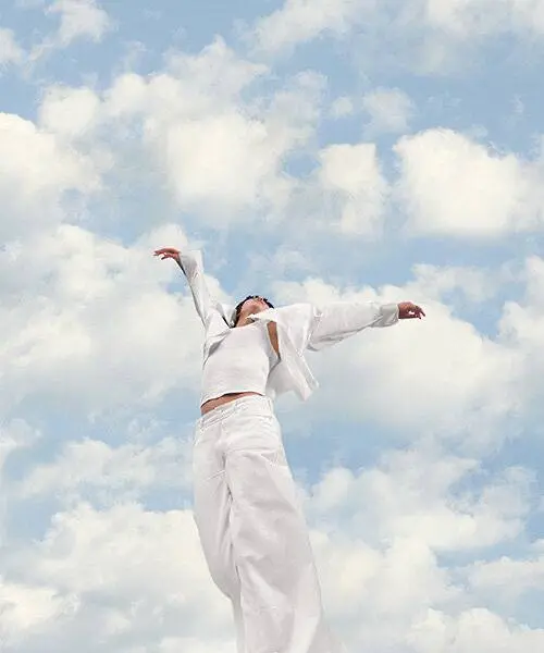 Pantone объявил цветом 2026 года оттенок 11-4201 Cloud Dancer («Облачный танцор») — мягкий, нейтральный белый с лёгким сероватым подтоном | Сетка — социальная сеть от hh.ru
