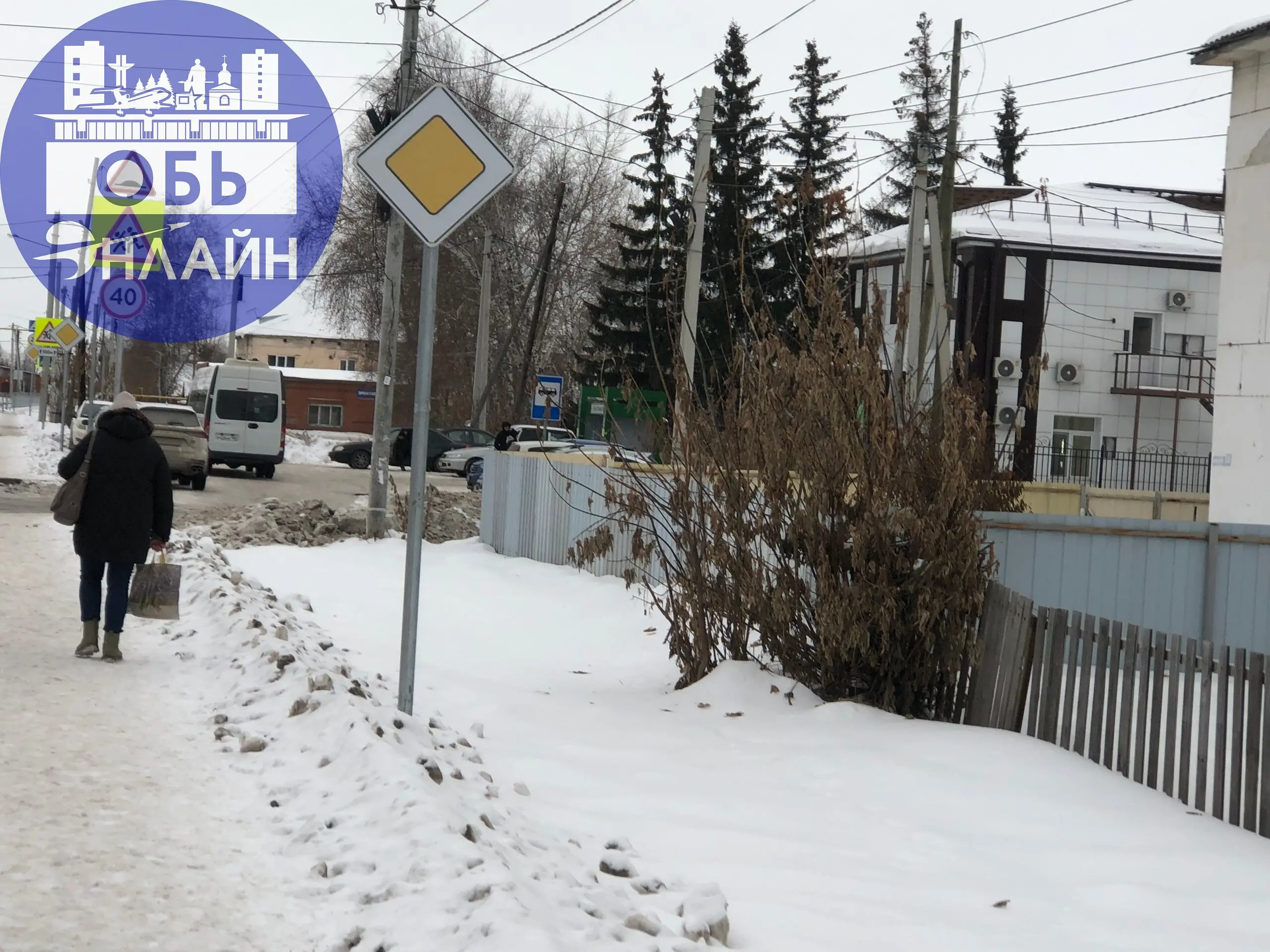 ↗ Знаков парковки и не парковки не видно, а остановка есть. Знатоки, уважаемые комментаторы-эксперты, можно ли здесь парковаться?
vk.ru
Подробнее на https://vk.com/ob | Сетка — социальная сеть от hh.ru