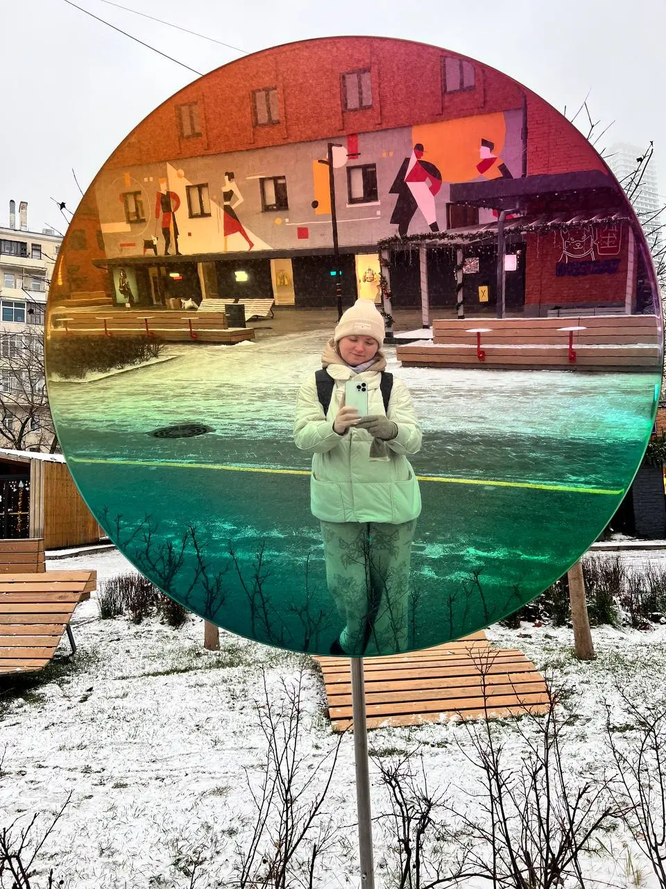 🚗✨ Новогоднее волшебство в Москве! ✨🎄
Москва погружена в атмосферу праздника!
Улицы украшены яркими огнями, а витрины магазинов радуют глаз новогодними декорациями | Сетка — социальная сеть от hh.ru