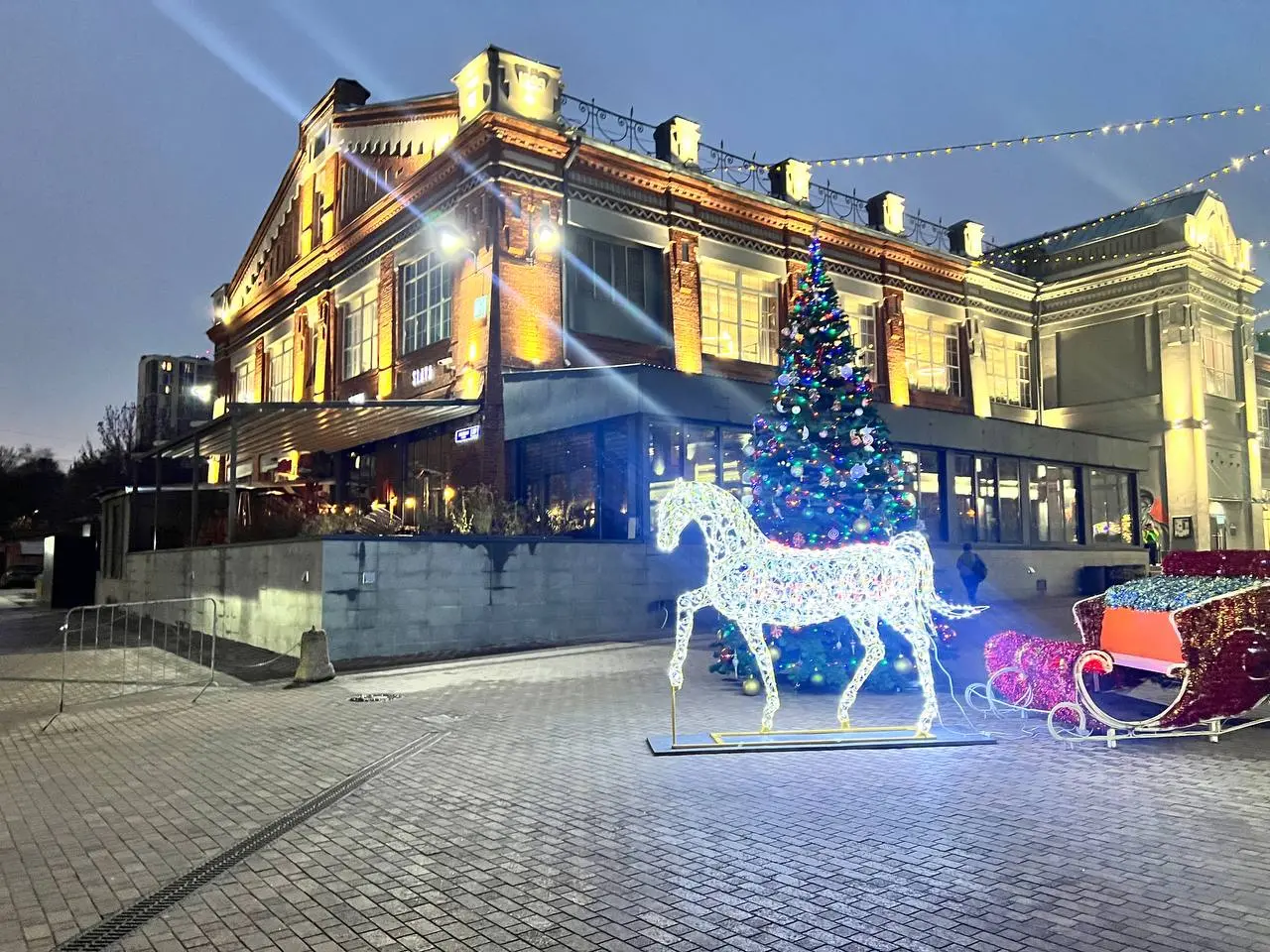🚗✨ Новогоднее волшебство в Москве! ✨🎄
Москва погружена в атмосферу праздника!
Улицы украшены яркими огнями, а витрины магазинов радуют глаз новогодними декорациями | Сетка — социальная сеть от hh.ru