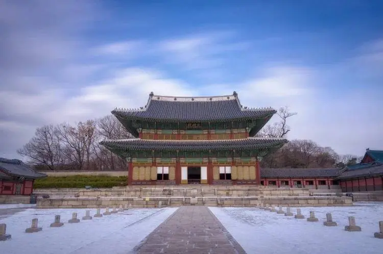 ### Новогодние каникулы в Корее! 🇰🇷✨
Проведите Новый год в стране, где древние легенды встречаются с технологиями будущего! Групповой тур с русскоязычным гидом и продуманной программой | Сетка — социальная сеть от hh.ru
