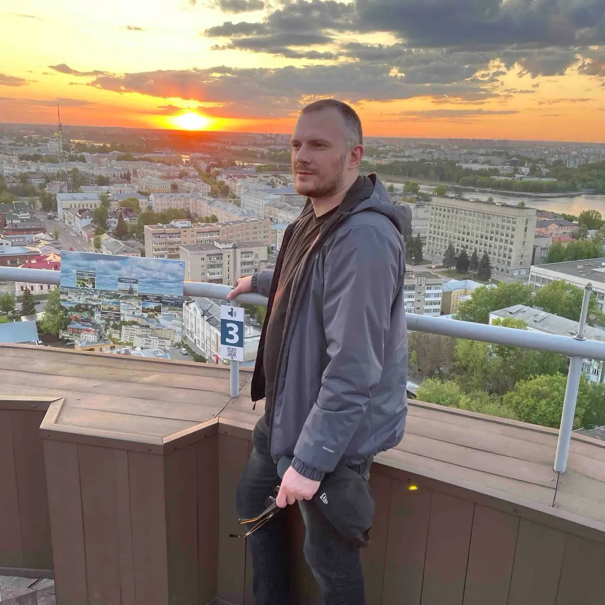 Александр Бр