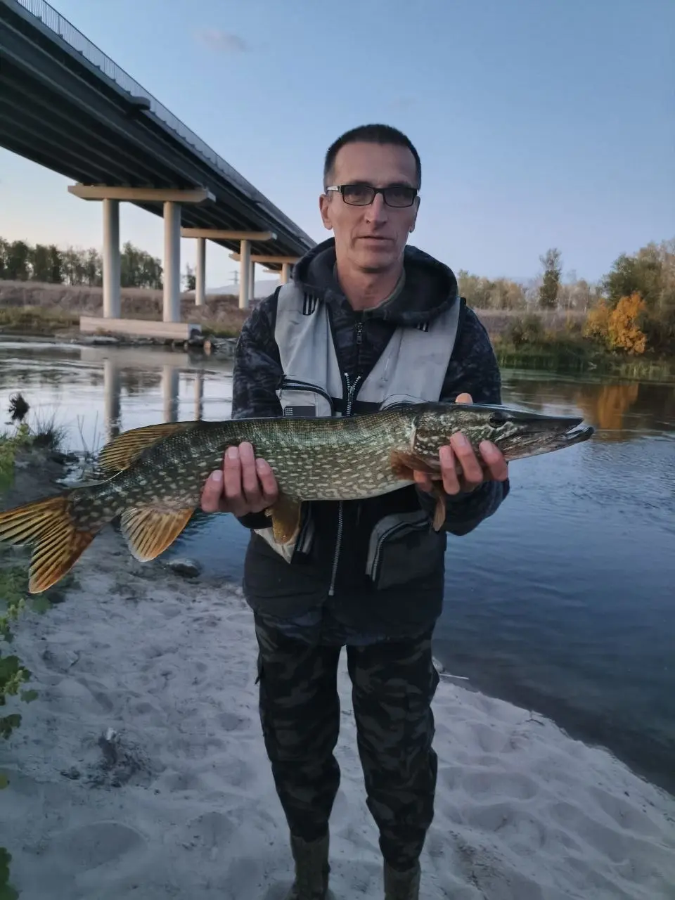 Всем доброго времени суток.
Был на реке Северский Донец.
Осень радует, вода в реке прибавилась.
Был на вечёрке. Вот такая щука попалась.
Всем Мира и Добра!
Кто на рыбалке — НХНЧ!
Автор: Андрей Рыжков | Сетка — социальная сеть от hh.ru