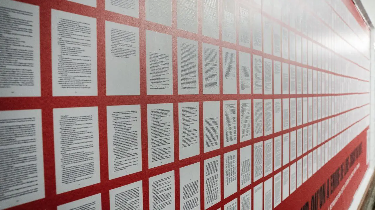 📚Жители Парижа получили неожиданный культурный сюрприз: теперь в метро можно не только ездить, но и погружаться в чтение целой книги!
В рамках необычной акции стенды с рекламой временно уступили место... | Сетка — социальная сеть от hh.ru