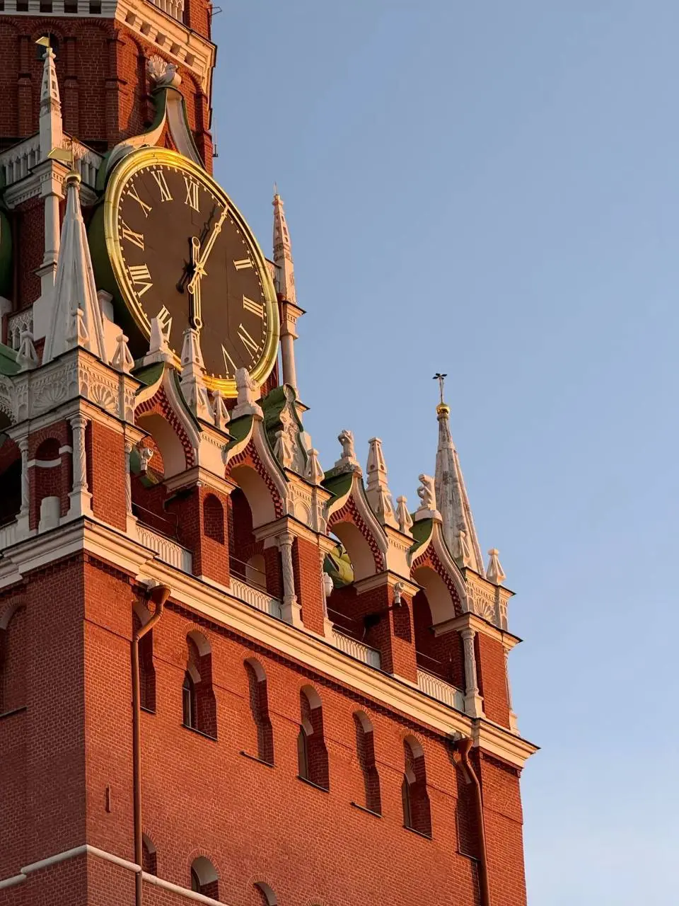 🎶Мини-концерты на Спасской башне
Гимн России — 6:00, 12:00, 18:00, 00:00
«Славься» М. Глинки — 3:00, 9:00, 15:00, 21:00
Каждый день на Спасской башне звучат настоящие мини-концерты | Сетка — социальная сеть от hh.ru