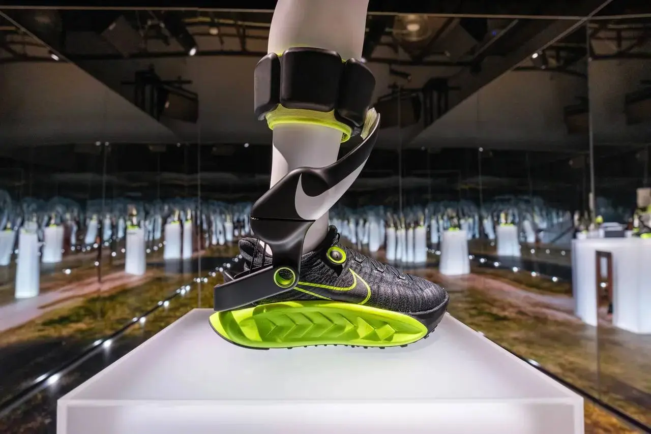Nike переизобретает бег
Совместно с Dephy - компанией специалистом в сфере робототехники, Nike изобрела экзоскелет для бега | Сетка — социальная сеть от hh.ru