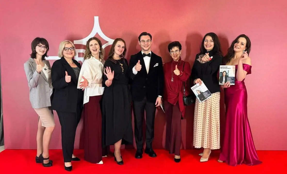 Только что вернулась с торжественной церемонии вручения премии HR-ДЕПАРТАМЕНТЫ 2025, куда меня пригласил главный редактор журнала Директор по персоналу Данил Мяло | Сетка — социальная сеть от hh.ru