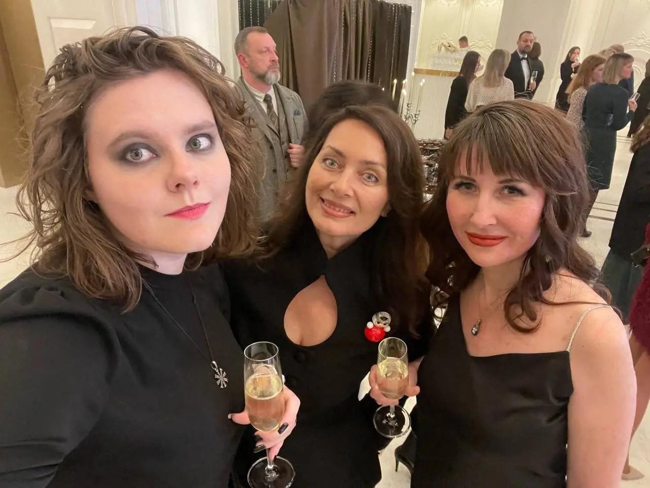 Только что вернулась с торжественной церемонии вручения премии HR-ДЕПАРТАМЕНТЫ 2025, куда меня пригласил главный редактор журнала Директор по персоналу Данил Мяло | Сетка — социальная сеть от hh.ru