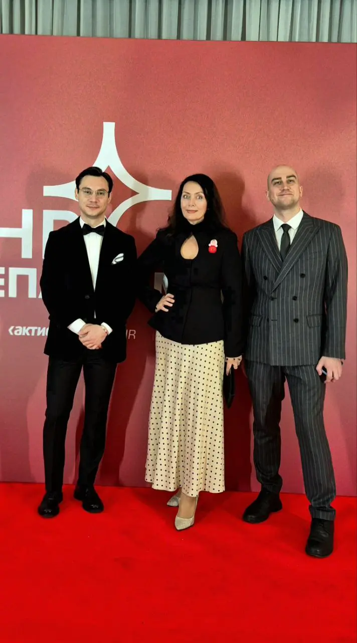 Только что вернулась с торжественной церемонии вручения премии HR-ДЕПАРТАМЕНТЫ 2025, куда меня пригласил главный редактор журнала Директор по персоналу Данил Мяло | Сетка — социальная сеть от hh.ru