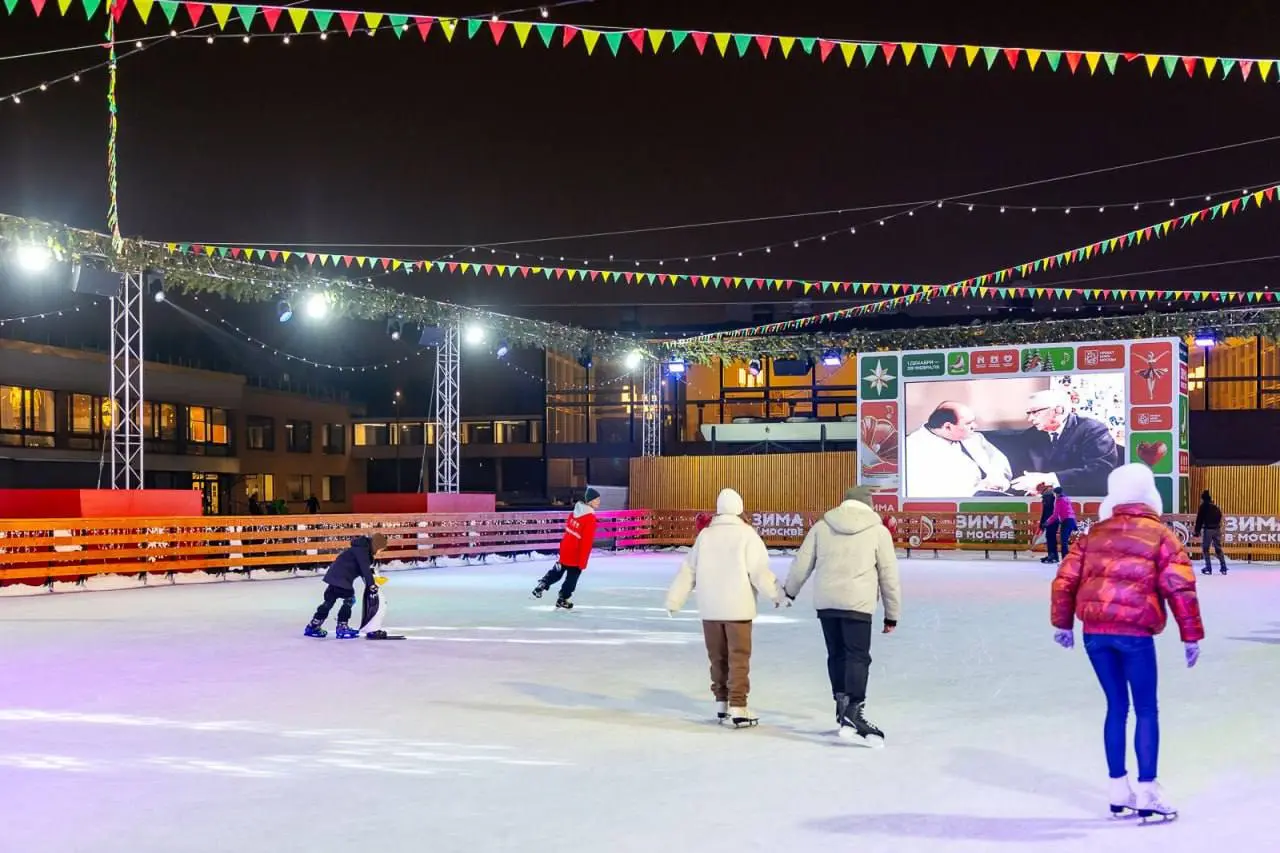 ⛸️Бесплатный каток с бесплатным прокатом на Воробьевых горах
с 12 декабря
Также на площадке можно будет освоить лыжи, посетить мастер-классы, выбрать подарки на ярмарке | Сетка — социальная сеть от hh.ru