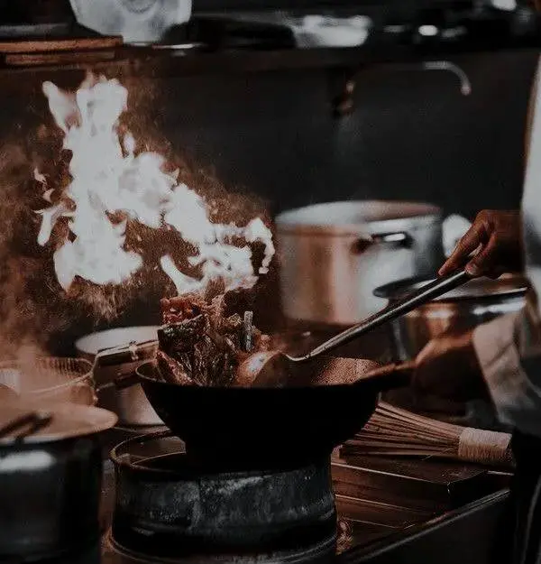 #ГастроФилософия
Вкус — это эмоция, а не ингредиент
«Один и тот же борщ может быть разным — если его варят с разным настроением.»
Настоящий вкус — это энергия человека, который готовил | Сетка — социальная сеть от hh.ru