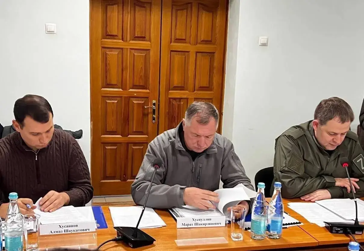 В ЛНР обсудили итоги года и планы на будущее
Замминистра строительства и ЖКХ РФ Алмаз Хусаинов принял участие в совещании под председательством вице-премьера РФ Марата Хуснуллина в Луганске | Сетка — социальная сеть от hh.ru