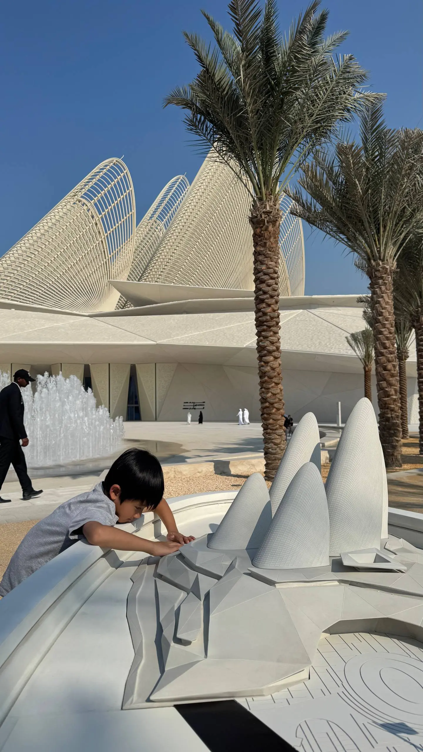 Далее про главные впечатления в Абу-Даби: здесь открылись почти все музеи нового культурного кластера, остался только Гуггенхайм – тем самым город и эмират занимает нишу по культурно-развлекательному ... | Сетка — социальная сеть от hh.ru