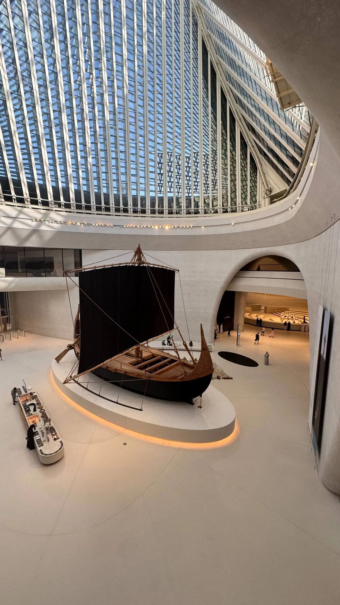 Далее про главные впечатления в Абу-Даби: здесь открылись почти все музеи нового культурного кластера, остался только Гуггенхайм – тем самым город и эмират занимает нишу по культурно-развлекательному ... | Сетка — социальная сеть от hh.ru