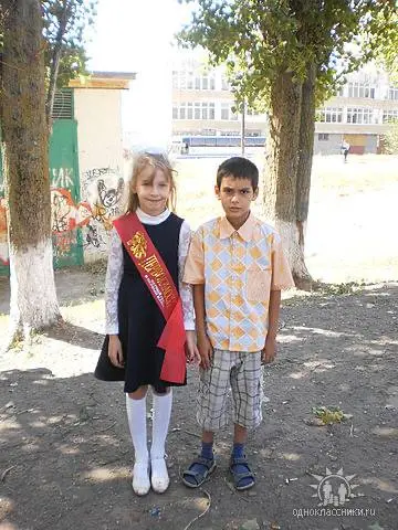 Детство, детство, ты куда спешишь👦🏽
На первой фотке я с папой в Йемене. На второй моя родная сестра, две двоюродные сестры и дедушка с маминой стороны | Сетка — социальная сеть от hh.ru