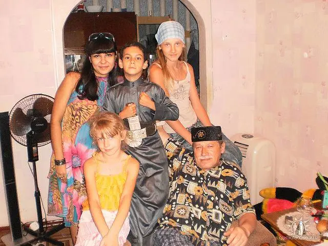 Детство, детство, ты куда спешишь👦🏽
На первой фотке я с папой в Йемене. На второй моя родная сестра, две двоюродные сестры и дедушка с маминой стороны | Сетка — социальная сеть от hh.ru