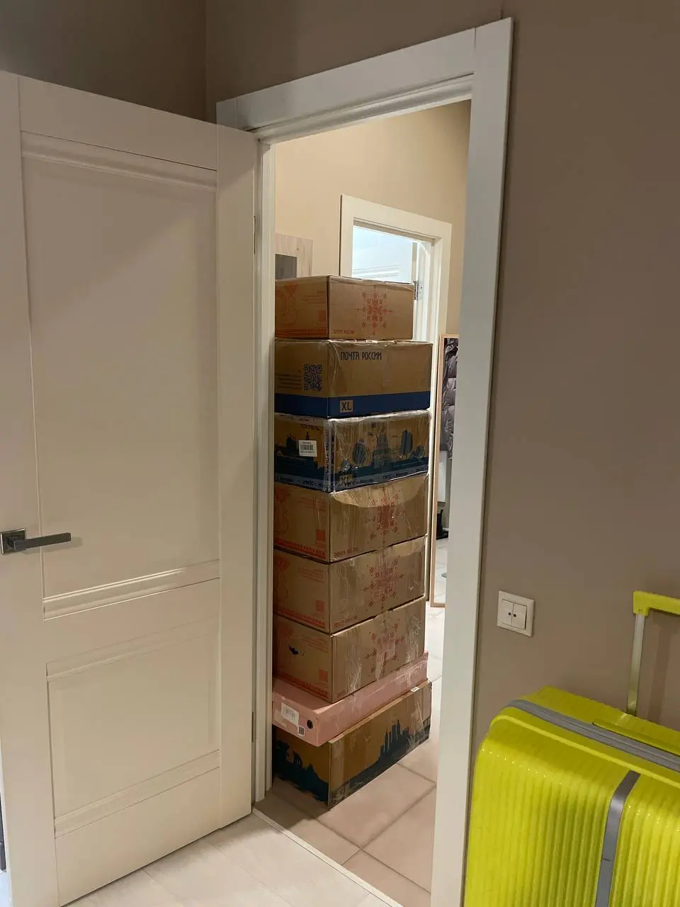 Ситуация 🤣
Собрала всю свою компактную жизнь в коробки 📦 Купила билет на самолет ✈️ Без обратного…
Ощущения очень смешанные. С одной стороны грустно прощаться с моей любимой квартирой в Москве | Сетка — социальная сеть от hh.ru