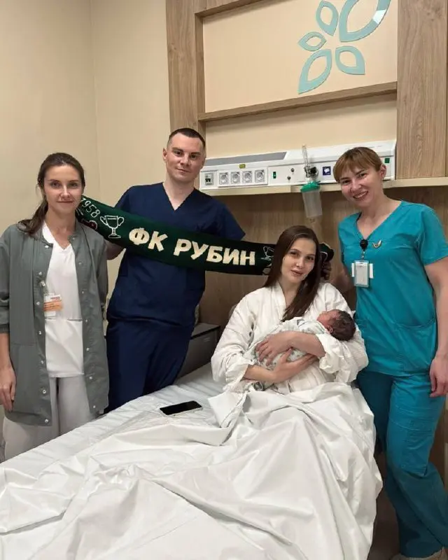 Футбольный клуб Рубин поздравил мам с Днём матери на улицах Казани и в роддомах.
Ко Дню матери Рубин показал поддерживающие слоганы на цифровых билбордах и остановках по городу | Сетка — социальная сеть от hh.ru