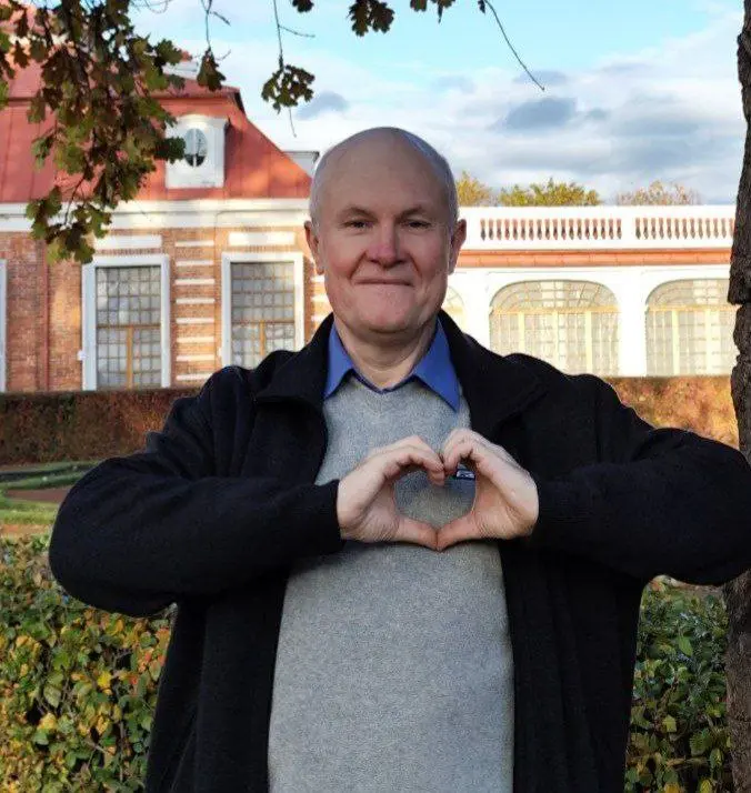 Сильная или счастливая.  
Мягкость — не слабость. 
Мягкость — оружие. 
Оружие, которое не ранит, а превращает стены в двери | Сетка — социальная сеть от hh.ru