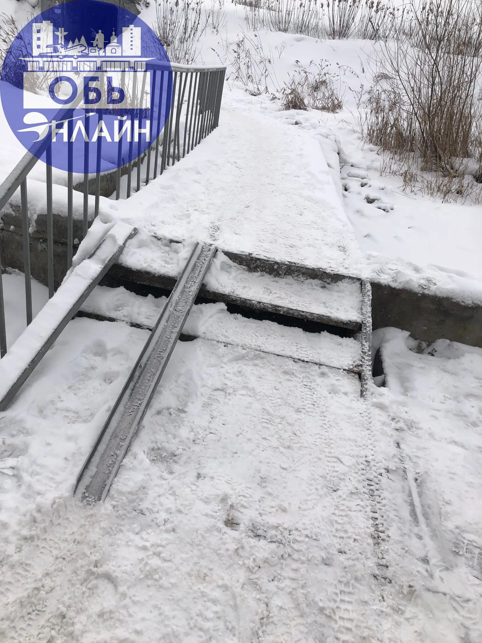 ↗ Понимаю, идет снег.
Понимаю, выходные дни.
Но, этим переходом пользуются ежедневно, не зависимо от будней или выходных, много жителей города Обь | Сетка — социальная сеть от hh.ru