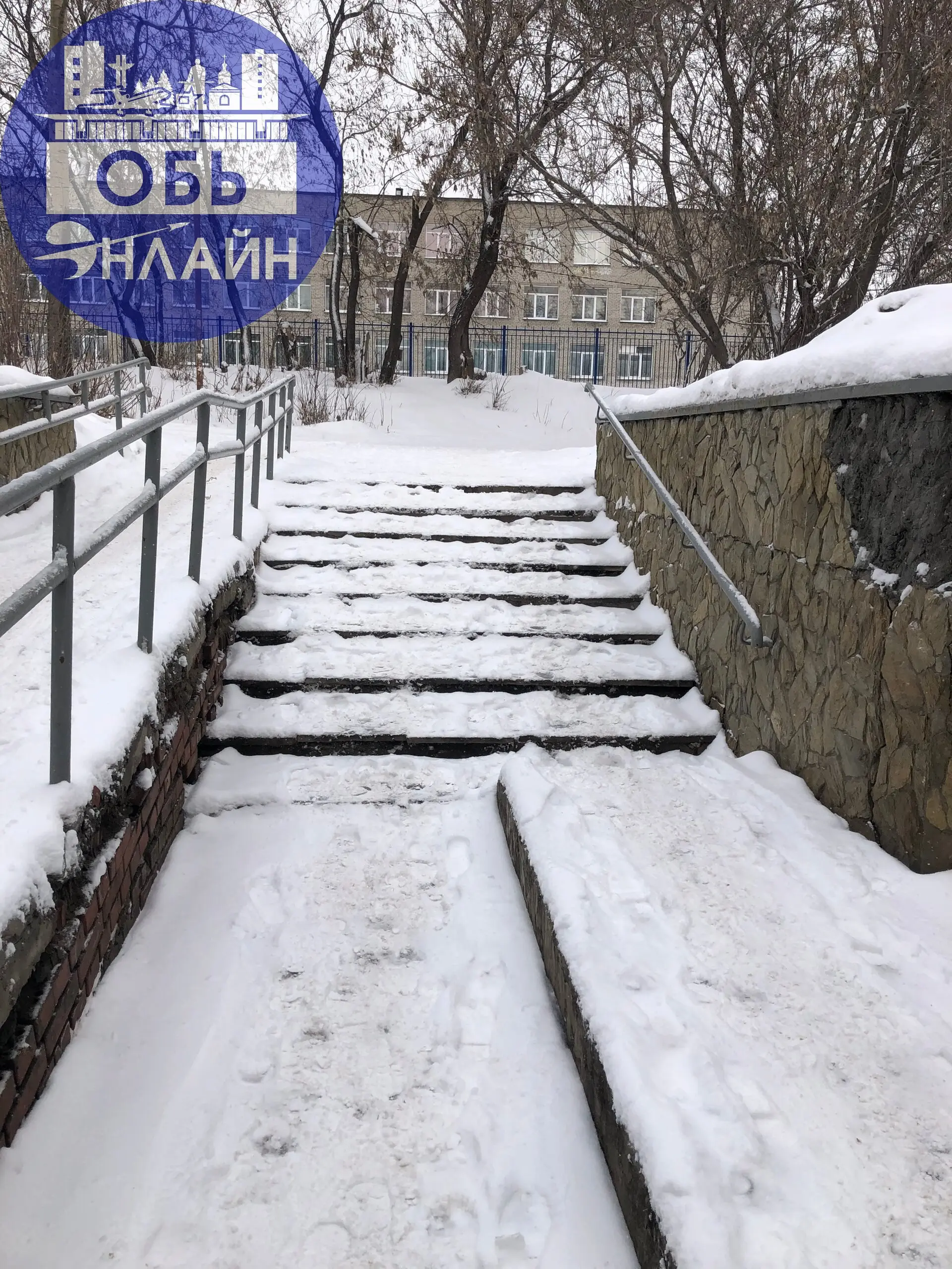 ↗ Понимаю, идет снег.
Понимаю, выходные дни.
Но, этим переходом пользуются ежедневно, не зависимо от будней или выходных, много жителей города Обь | Сетка — социальная сеть от hh.ru