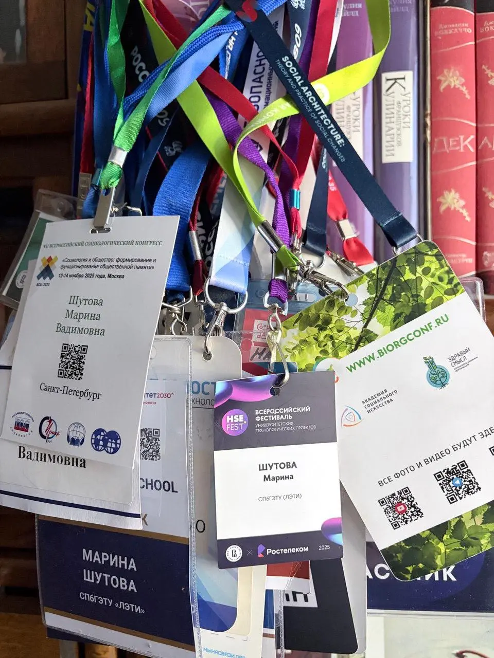 🔖 ВЕРНИТЕ БЕЙДЖ САМОМУ СЕБЕ!
Посмотрела я на гору бейджей, что накопились за этот год, и поймала себя на мысли, что инструмент для знакомства эволюционировал в инструмент для бренд-расстановки | Сетка — социальная сеть от hh.ru