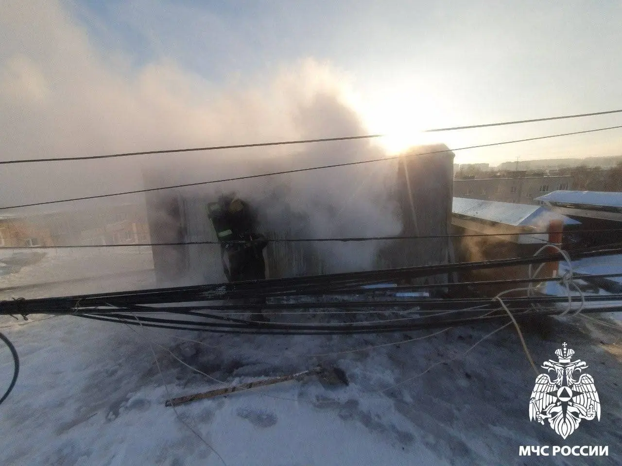 🆘 Строительный вагончик на крыше жилого дома привёл к пожару
Пожар на крыше жилого дома произошёл в Кемерово днём 6 декабря. Там загорелся... строительный вагончик | Сетка — социальная сеть от hh.ru