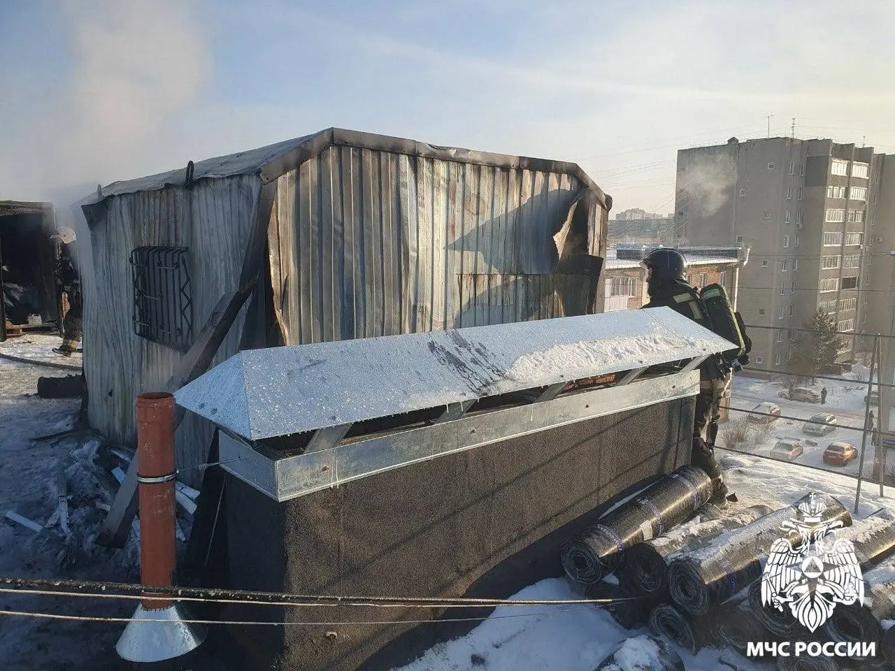🆘 Строительный вагончик на крыше жилого дома привёл к пожару
Пожар на крыше жилого дома произошёл в Кемерово днём 6 декабря. Там загорелся... строительный вагончик | Сетка — социальная сеть от hh.ru