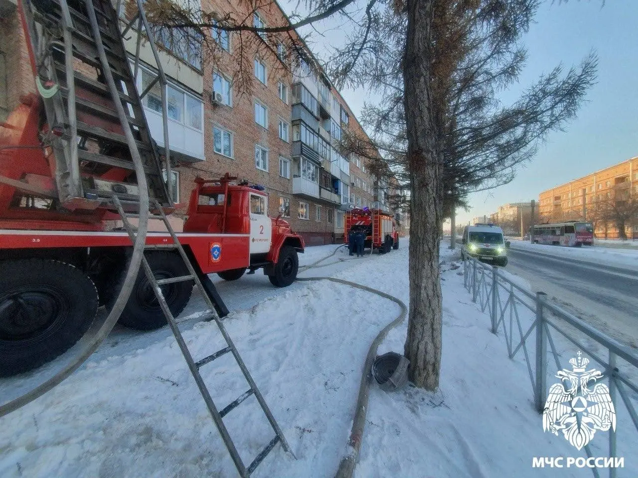 🆘 Строительный вагончик на крыше жилого дома привёл к пожару
Пожар на крыше жилого дома произошёл в Кемерово днём 6 декабря. Там загорелся... строительный вагончик | Сетка — социальная сеть от hh.ru