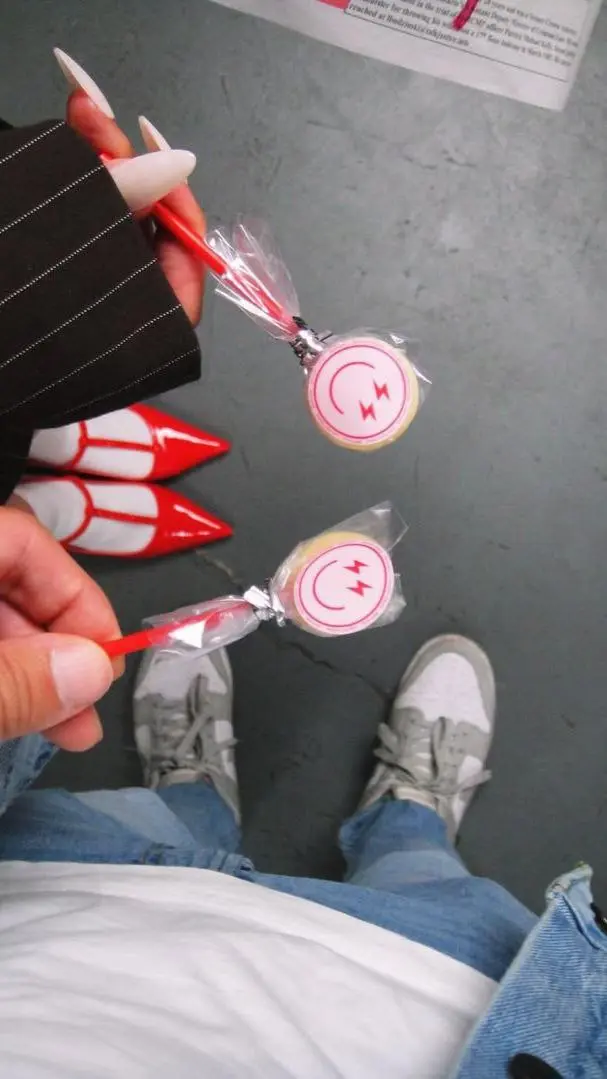 🆕 Новая неделя = новый бренд
Три интересных момента в подходе бренда леденцов SUKR:
1️⃣ Антипод
Можно посмотреть прикреплённое видео от основательницы бренда, а если кратко: по её наблюдениям, леденцы... | Сетка — социальная сеть от hh.ru