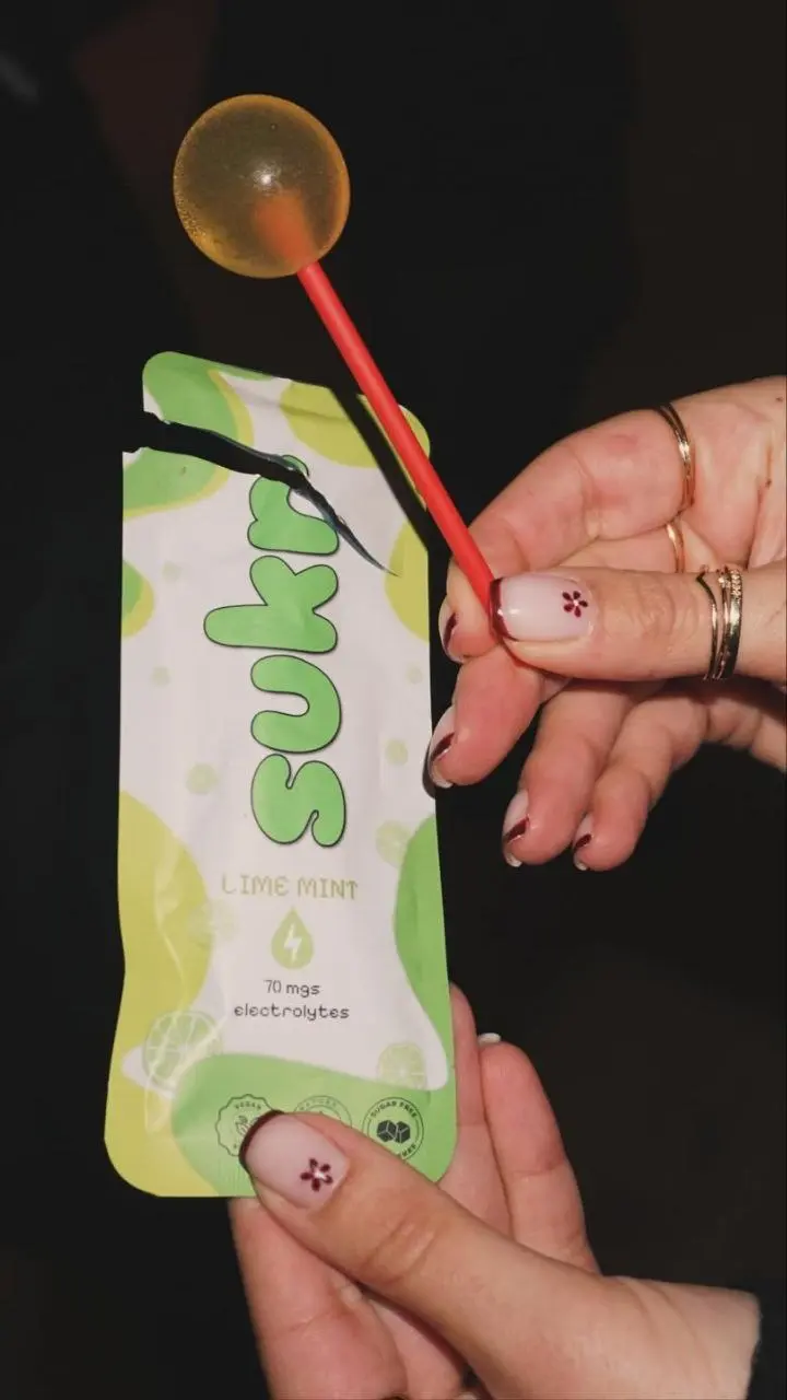 🆕 Новая неделя = новый бренд
Три интересных момента в подходе бренда леденцов SUKR:
1️⃣ Антипод
Можно посмотреть прикреплённое видео от основательницы бренда, а если кратко: по её наблюдениям, леденцы... | Сетка — социальная сеть от hh.ru