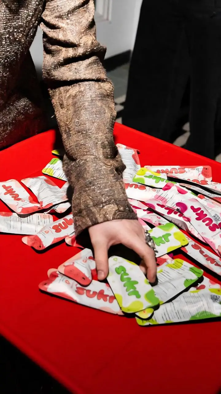 🆕 Новая неделя = новый бренд
Три интересных момента в подходе бренда леденцов SUKR:
1️⃣ Антипод
Можно посмотреть прикреплённое видео от основательницы бренда, а если кратко: по её наблюдениям, леденцы... | Сетка — социальная сеть от hh.ru