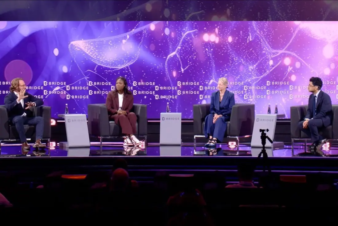 🌍 Как ИИ меняет дипломатию
ИИ ускоряет глобальные процессы, но ставит перед дипломатией новые вызовы.
Скорость ИИ заставляет принимать решения на основе данных, которые часто невозможно проверить | Сетка — социальная сеть от hh.ru