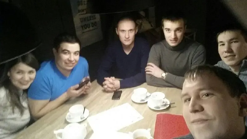 Встреча спустя 10 лет
Иногда встреча, которой не было десять лет, показывает лучше любых слов, как меняется человек, бизнес и взгляд на рынок.
Недавно увиделся со старым знакомым — Арсланом | Сетка — социальная сеть от hh.ru