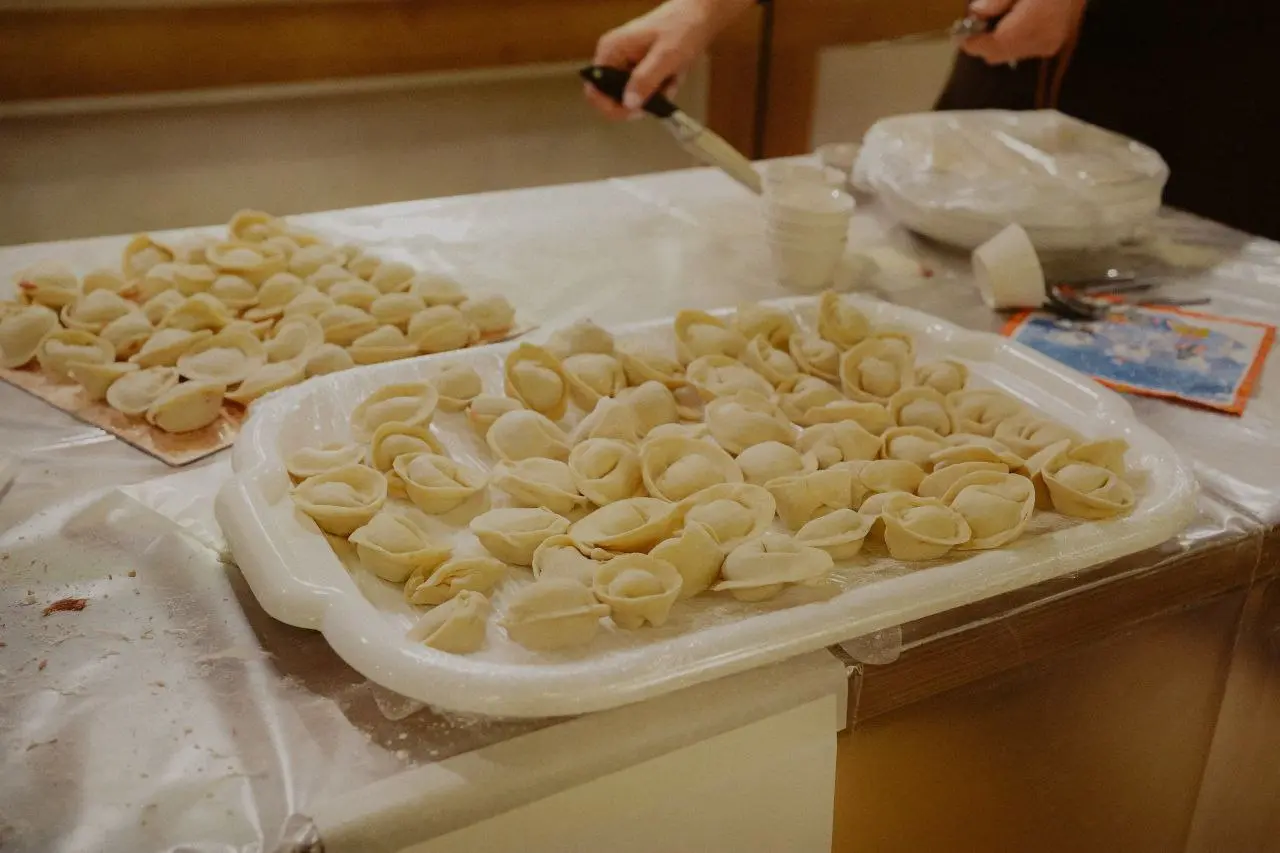 Рецепт доброго дела: «Сибирский Гурман» поддержал благотворительный фестиваль «Пельмени» ❤️
Мы верим, что настоящая команда — это не только общие рабочие задачи | Сетка — социальная сеть от hh.ru