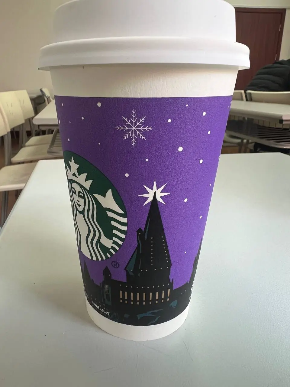 В Китае вышла новая магическая коллекция Starbucks по Гарри Поттеру — и, кажется, фанаты уже готовы разорить свои кошельки быстрее, чем Нимбус-2000 разгоняется на старте | Сетка — социальная сеть от hh.ru