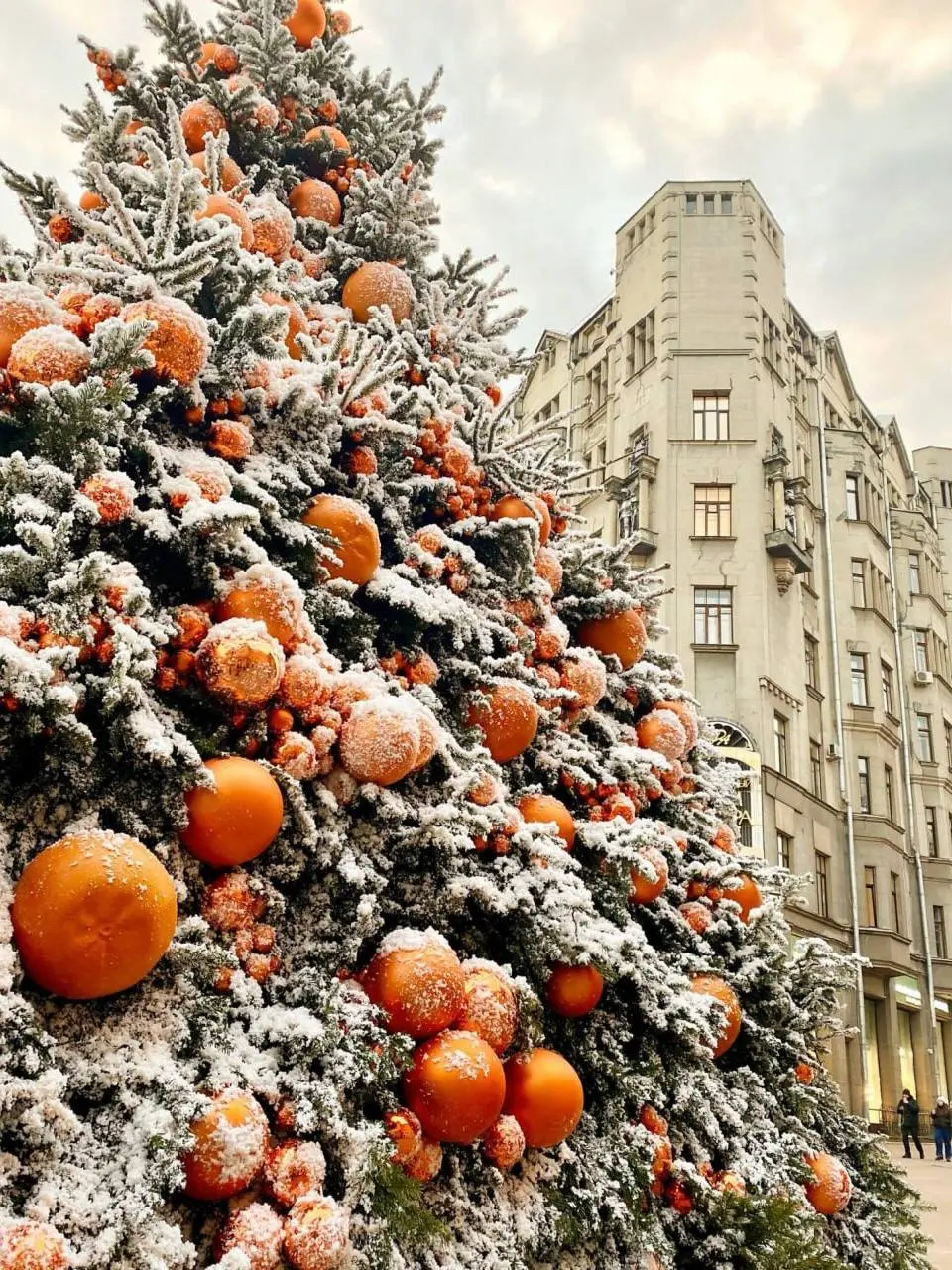 Самые нарядные улицы Москвы😍
📍Цитрусовое царство на Арбате
📍Розовый поезд на Тверском бульваре
📍Игрушки, птицы, гирлянды на Кузнецком мосту
📍Ванильно-зефирный декор на Столешниковом переулке
📍Пряничны... | Сетка — социальная сеть от hh.ru